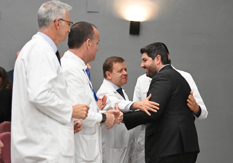 López Miras inaugura los actos por el 50 aniversario de la Arrixaca, «el corazón de nuestra sanidad pública» y un «hospital investigador»